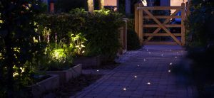 Verlichting maakt uw tuin af, natuurlijk te verkrijgen bij Totaal Bestrating; buitenverlichting