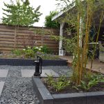 basaltsplit met 100x100 tegels en rock walling muurblokken