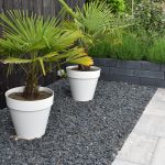 basaltsplit met rock walling en grijs antraciete betontegels