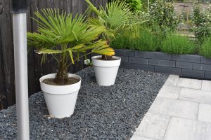 basaltsplit met rock walling en grijs antraciete betontegels