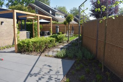 Gerealiseerde strakke groene tuin