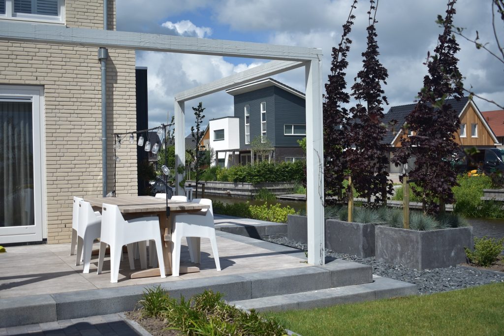 Douglas pergola met keramische 92x92 tegels