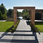 douglas pergola met 80x80 tegels richting de steiger