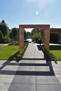 douglas pergola met 80x80 tegels richting de steiger