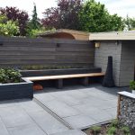 betonbloembak met douglas bankje