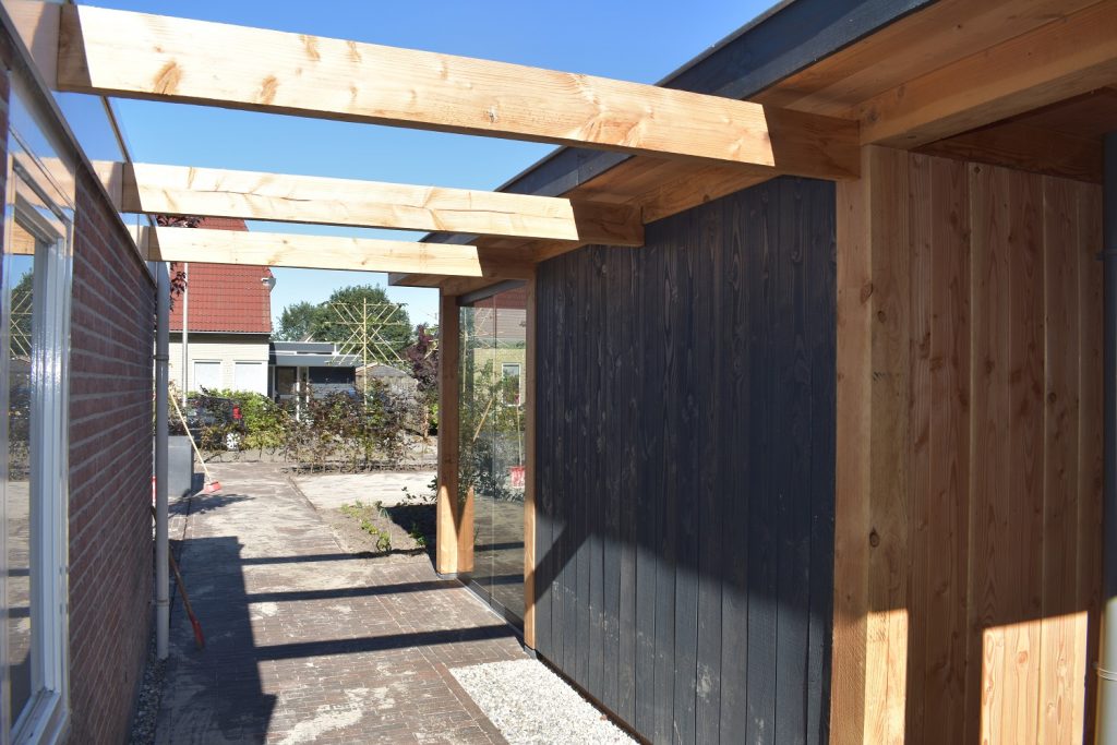 Douglas overkapping met pergola aan woning