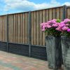 Hout-beton schutting met motiefplaat smal