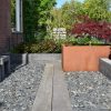 Voortuin met canadian slate, hout en cortenstaal