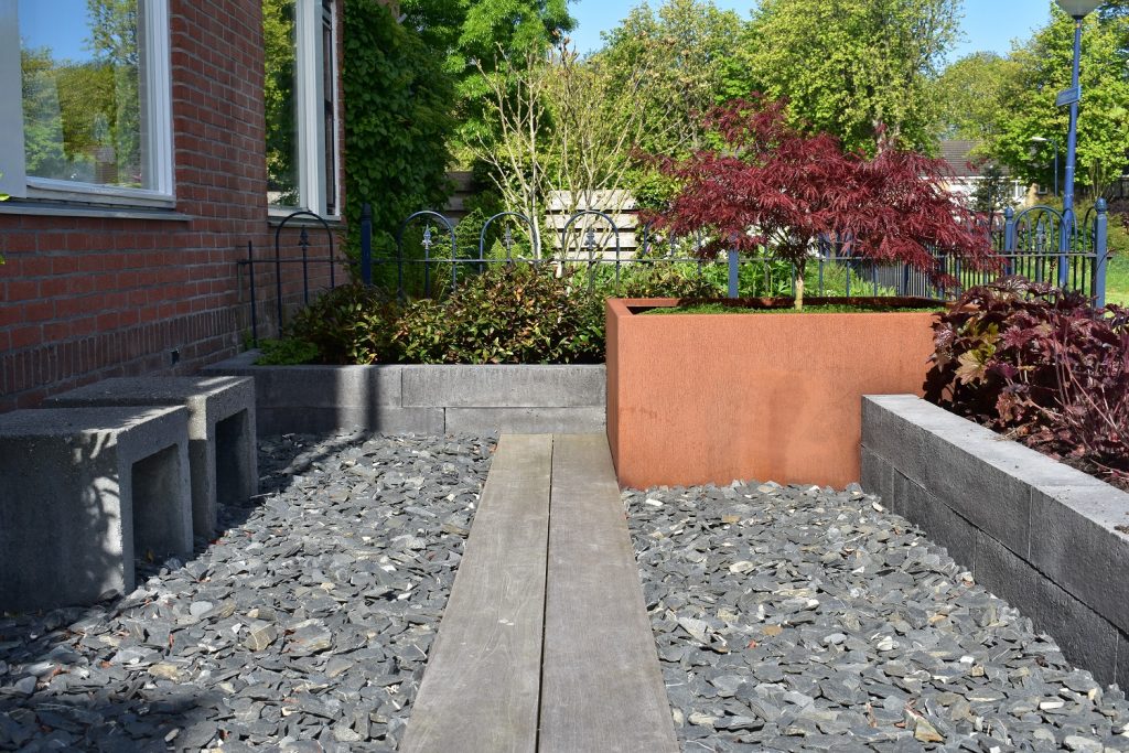 Voortuin met canadian slate, hout en cortenstaal