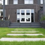 staptegels in gazon naar Traptreden antraciet