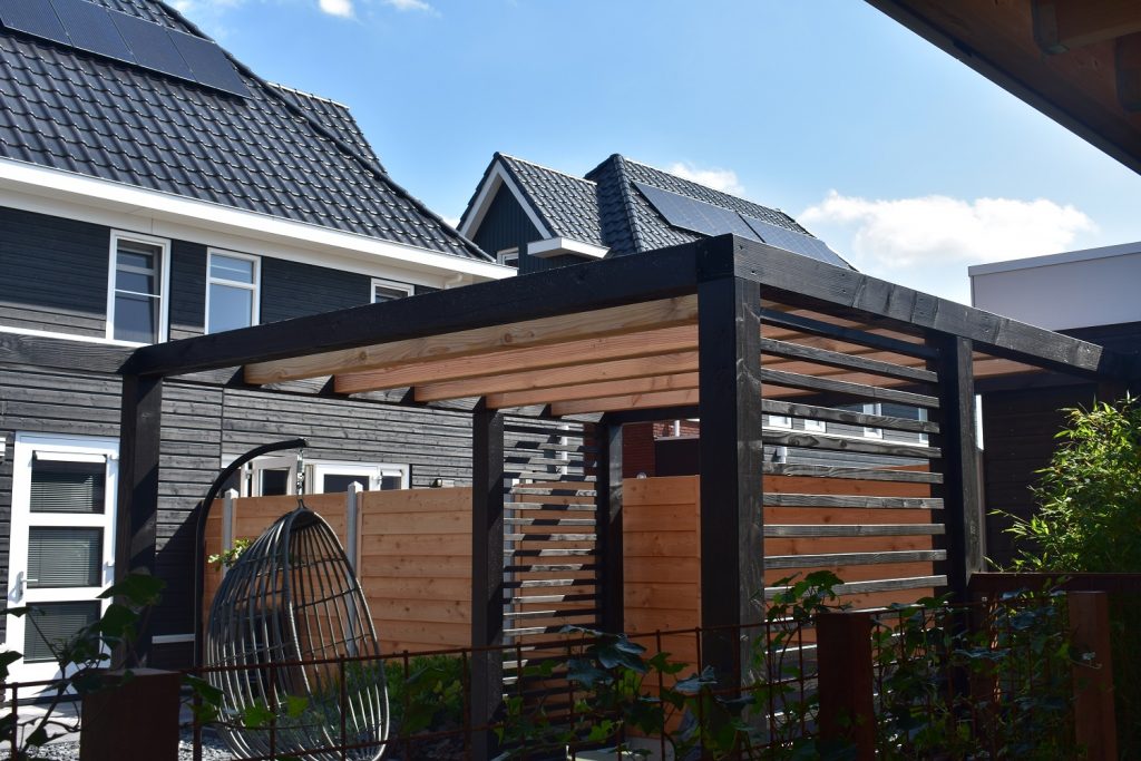 Douglas pergola antraciet gerealiseerd door Totaal Bestrating Drachten