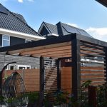 Douglas pergola antraciet gerealiseerd door Totaal Bestrating Drachten