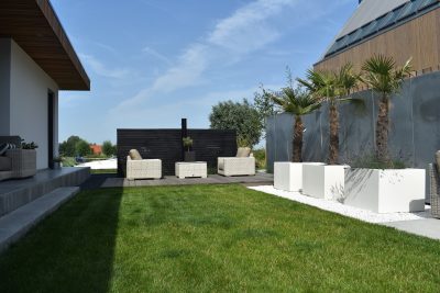 Luxe tuin met Schellevis, vlonderplanken, buitendouche & zinken schutting