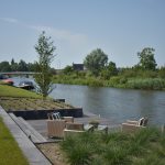 Vlonder aan het water met KAPUR planken en oud hollands schellevis antraciet