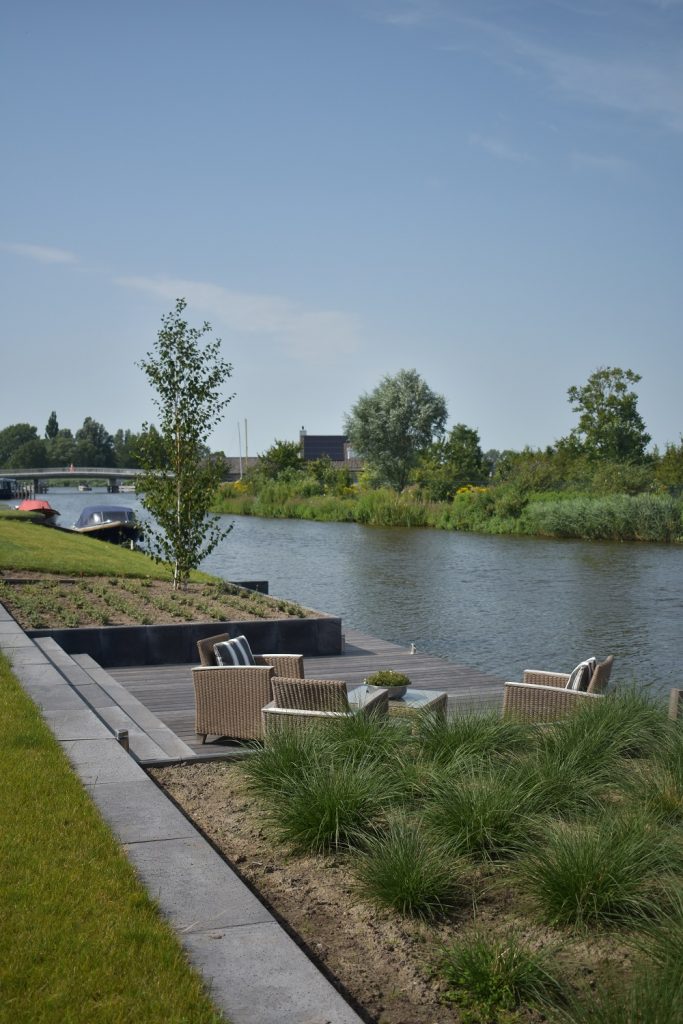 Vlonder aan het water met KAPUR planken en oud hollands schellevis antraciet