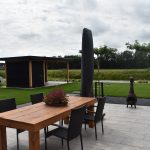 Terras met Smartton 40x80cm Matterhorn, aangelegd gazon en een douglas buitenverblijf