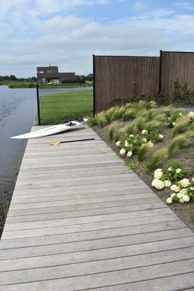 Vlonder van hardhouten planken met wilgeteenschutting