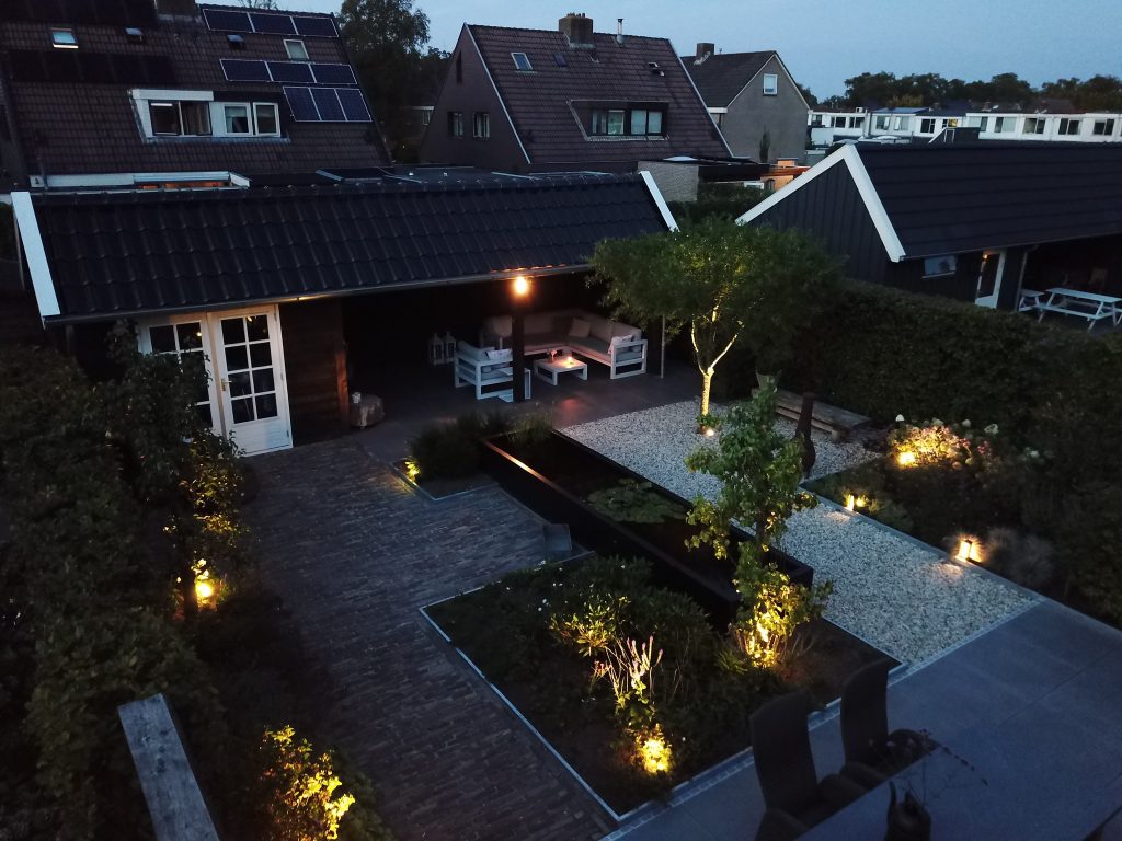 Gesprekelijk Mitt Bovenstaande Tuin met in-lite verlichting - Totaal Bestrating