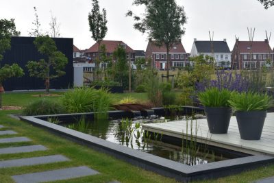 Landelijke tuin in nieuwbouw wijk