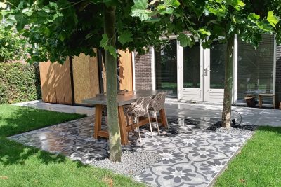 Strakke achtertuin met GeoCeramica