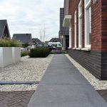 Voortuin met schellevis 100x100cm en wit grind