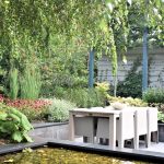 Vijver met eettafel en beplanting